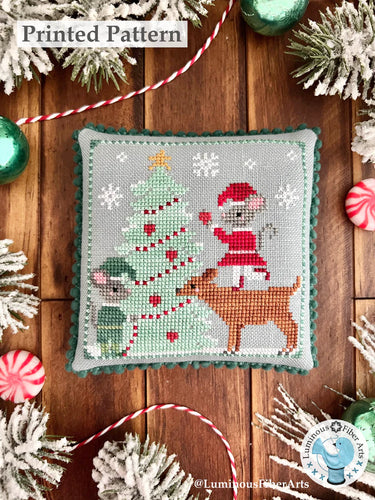 Mousecapades 6: Trimming the Tree by Luminous Fiber Arts